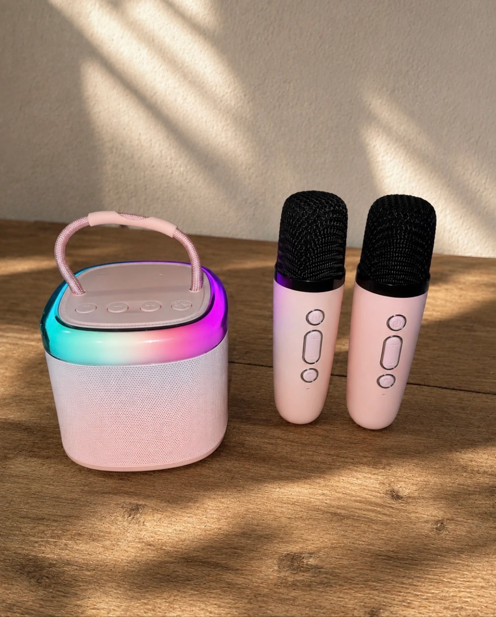 Mini Karaoke Portátil Bluetooth con 2 Micrófonos Inalámbricos y Luces LED RGB (Modelo D17-T) - Rosa